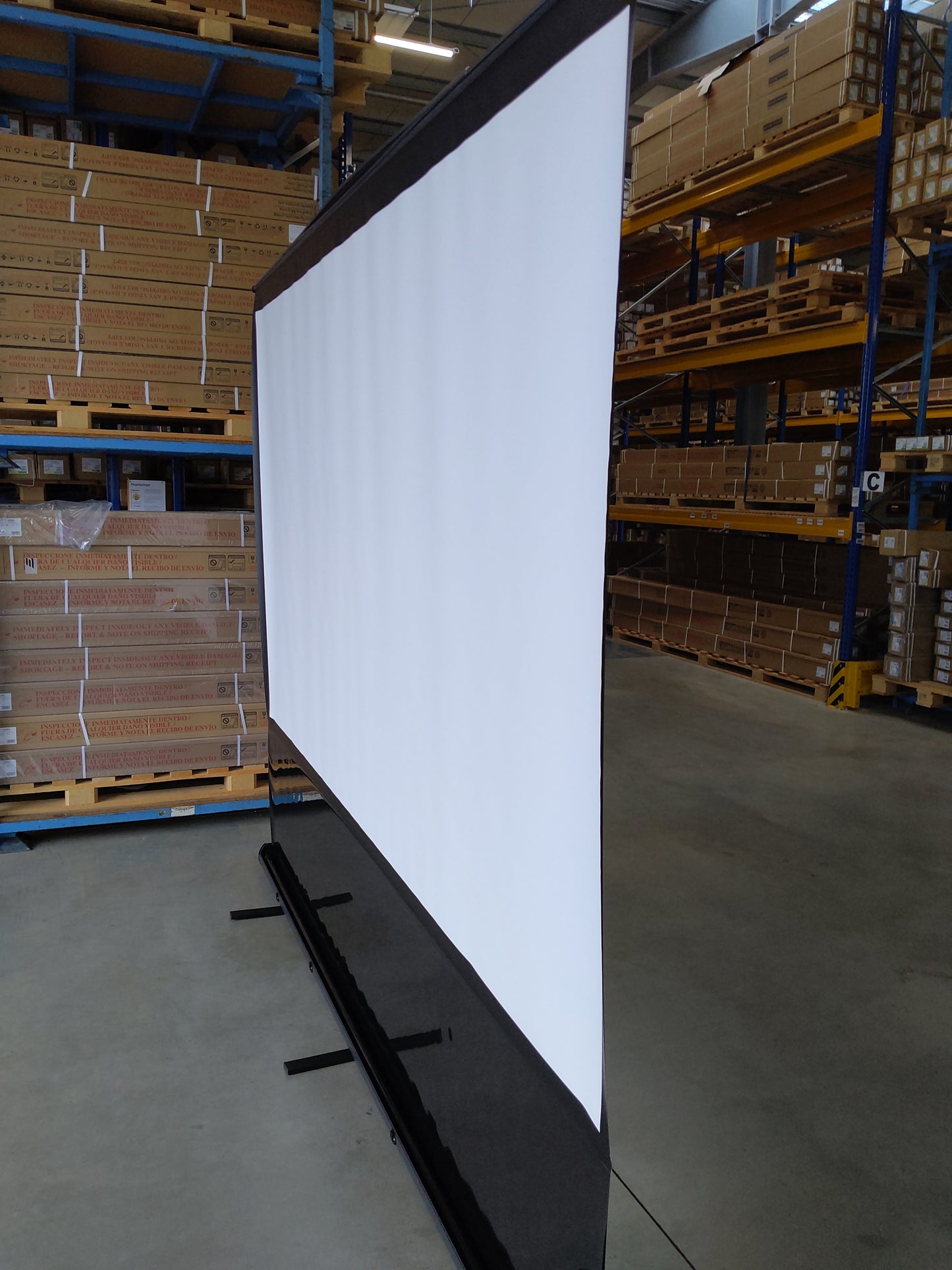 D'occasion - Comme neuf // EZ CINEMA MaxWhite / 16:9 / 135" (299 x 168 cm) //  Référence : B-F135NWH - 249H04215