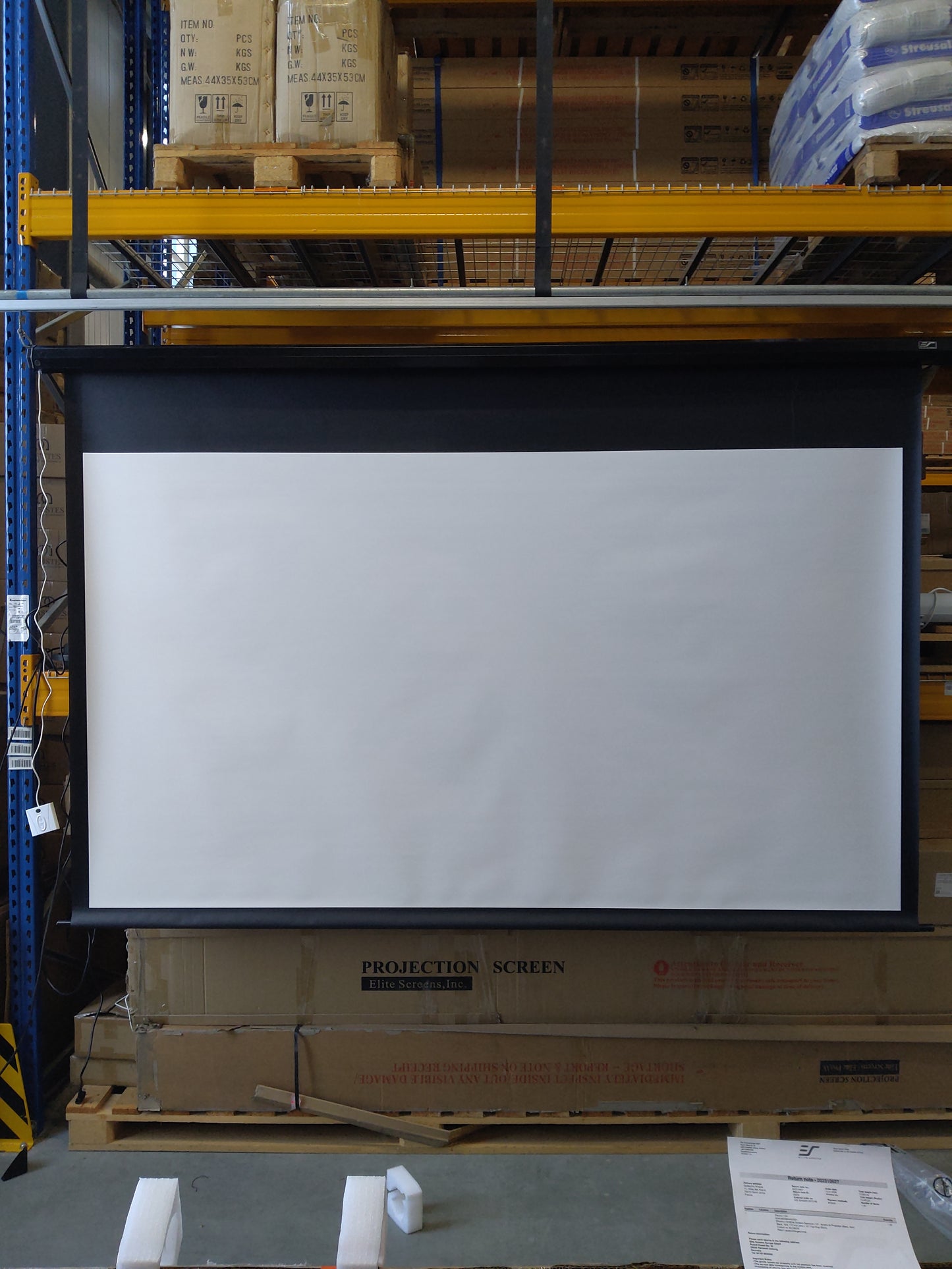Tweedehands - Goede staat // SPECTRUM Wit / MaxWhite/Classic (4:3)/84" (170x128 / Top-Drop 20 cm) - Elektrisch 110H    251H01299