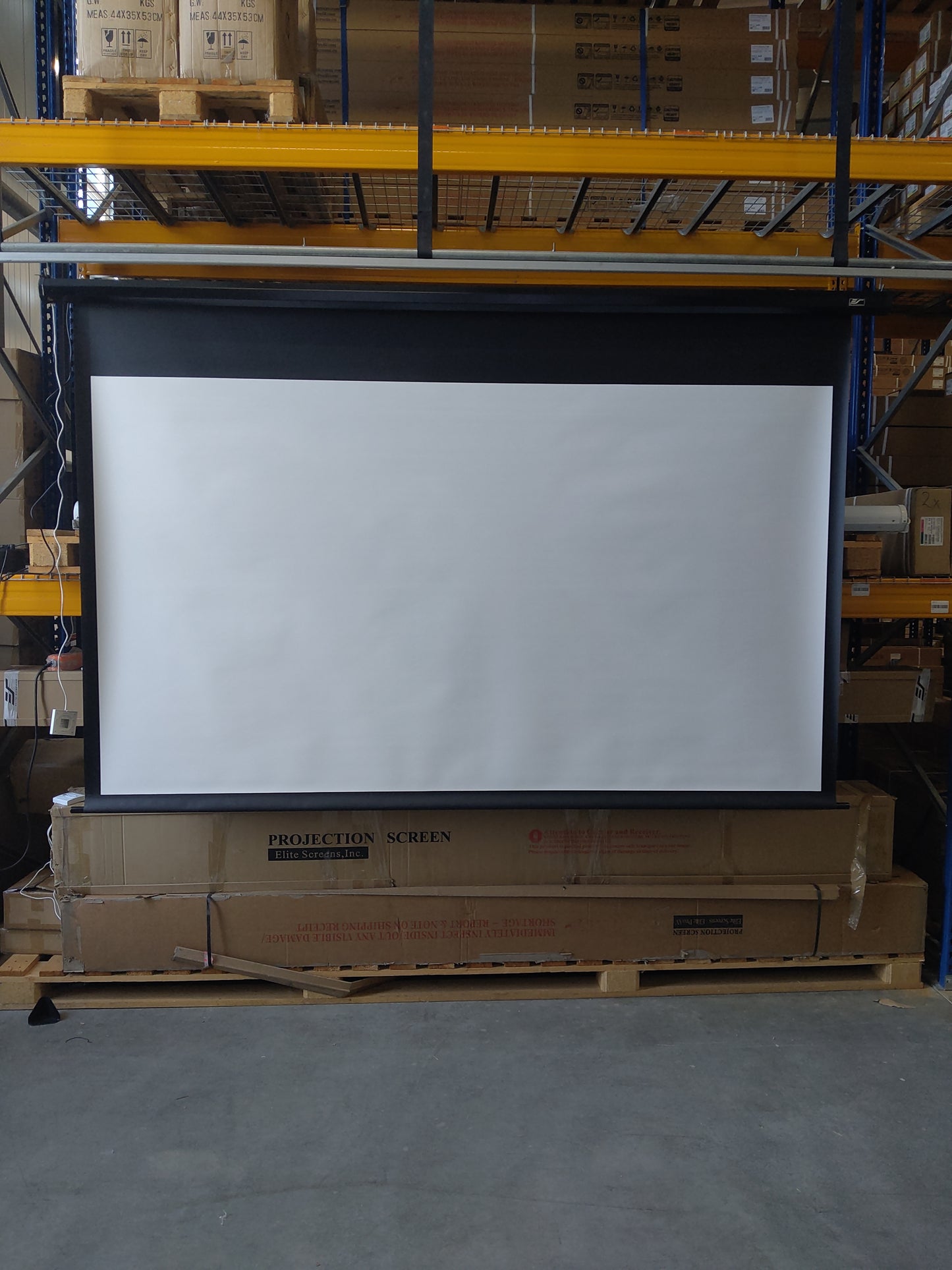 Tweedehands - Goede staat // SPECTRUM Wit / MaxWhite/Classic (4:3)/84" (170x128 / Top-Drop 20 cm) - Elektrisch 110H    251H01299