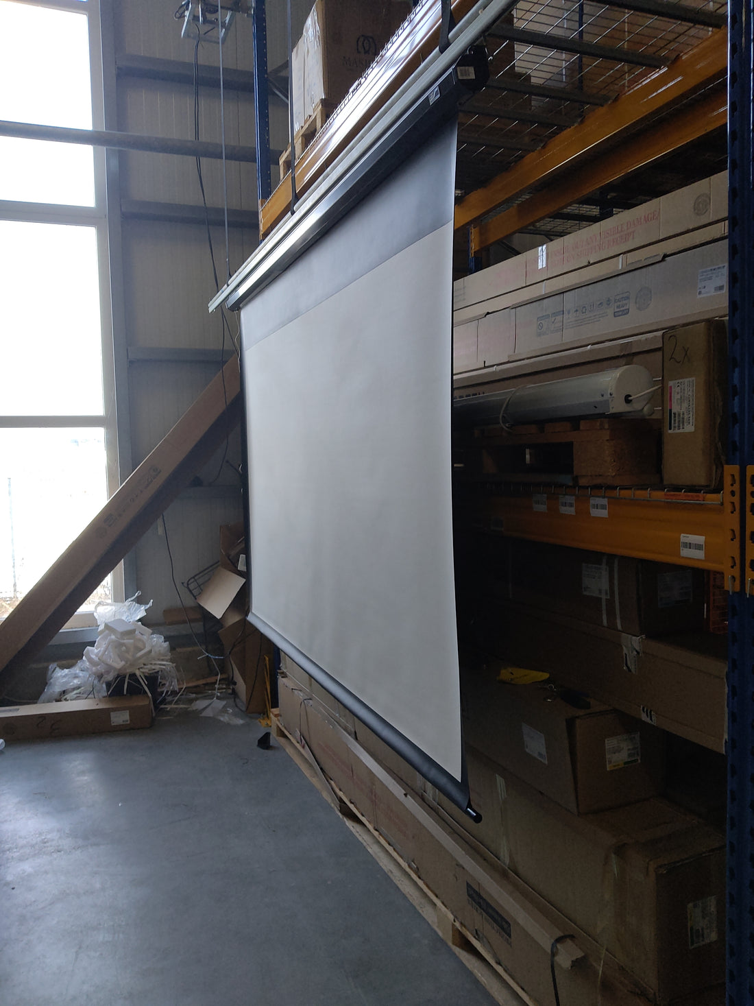 Tweedehands - Goede staat // SPECTRUM Wit / MaxWhite/Classic (4:3)/84" (170x128 / Top-Drop 20 cm) - Elektrisch 110H    251H01299